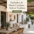 Façade d'une masía catalane avec pierre traditionnelle et balcons en bois