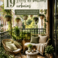 Balcon décoré avec des plantes luxuriantes et colorées, créant un jardin urbain accueillant