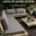 Un salon de jardin en bois élégant dans un jardin ensoleillé, créant une ambiance conviviale.