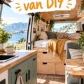 Un intérieur d'un van aménagé avec des meubles pratiques et chaleureux