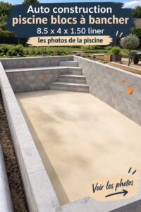 Construction d'une piscine en blocs à bancher dans un jardin fleuri, illustrant un projet DIY accessible.