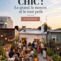 Un balcon décoré avec des plantes et du mobilier confortable, créant une ambiance accueillante.