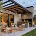 Intérieur chaleureux avec des éléments de décoration accessibles