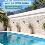 Une belle piscine dans un petit jardin aménagé avec des plantes et des meubles d'extérieur.