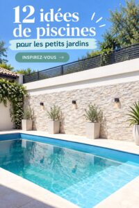 Une belle piscine dans un petit jardin aménagé avec des plantes et des meubles d'extérieur.