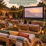 Salon de jardin confortable avec des fauteuils et des coussins disposés sur une terrasse ensoleillée.