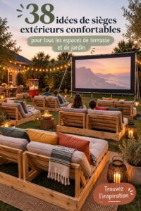 Salon de jardin confortable avec des fauteuils et des coussins disposés sur une terrasse ensoleillée.