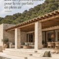 Porche accueillant d'une maison avec des chaises confortables et une ambiance chaleureuse
