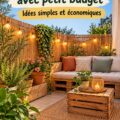 Un patio joliment décoré avec des meubles en bois et des plantes vivantes, représentant une transformation économique.