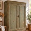 Un meuble ancien rénové avec une belle finition, illustrant la transformation réussie d'une armoire vintage.