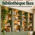 Bibliothèque Ikea Billy réaménagée avec style et accessibilité.