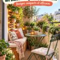 Un petit balcon aménagé avec des plantes et du mobilier confortable, créant une ambiance chaleureuse.