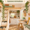 Intérieur d'une mini maison avec des solutions de rangement astucieuses et fonctionnelles.